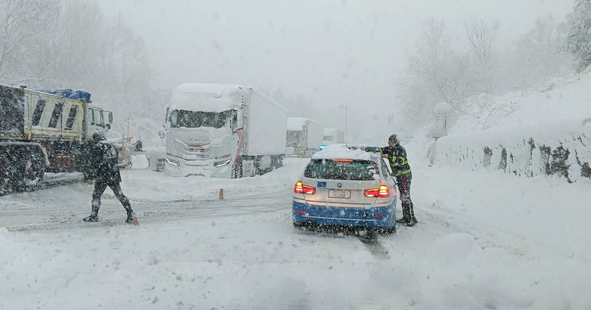 Maltempo, Neve e caos sulla E45: automobilisti bloccati per ore tra ...